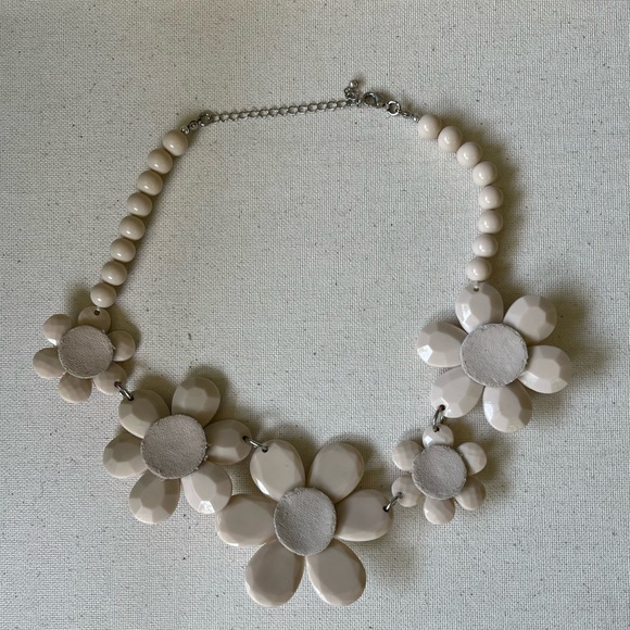 Elegant Cream Floral Necklace - Picture 4 of 4
